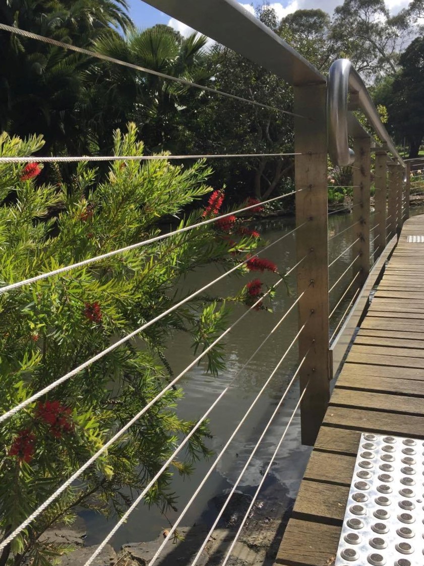 Wire balustrade with straight edge post